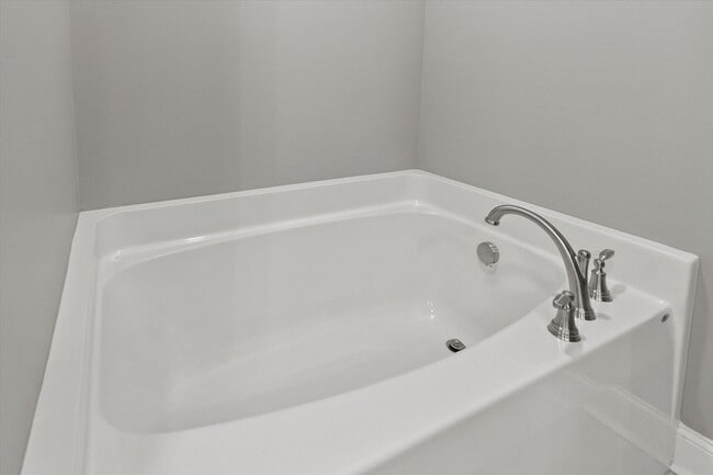 Building Photo - Furnished Townhome - Move IN Ready!