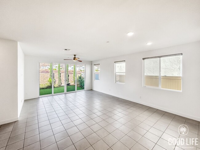 Building Photo - Gorgeous 4B/3BA house w/ large backyard & ...