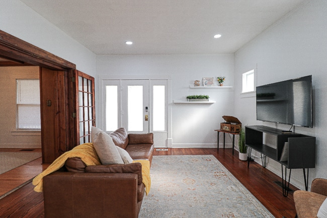 Primary Photo - 209 S Glenn St