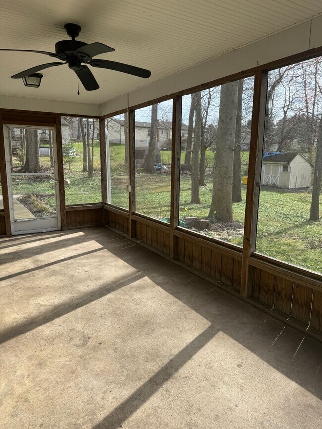 Building Photo - 3 Bedroom 1.5 bath Country Setting Home