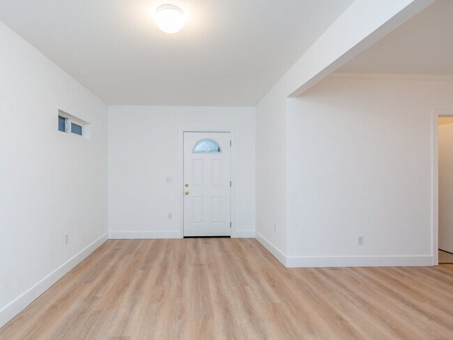 Building Photo - Freshly Updated Studio w/Patio in South Park! * All Utilities Included! *