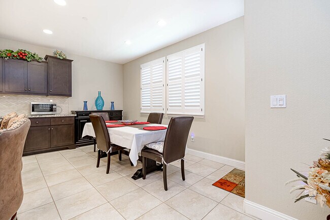 Building Photo - 582 Pasture Ave