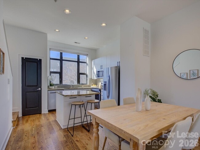 Building Photo - 636 Garden District Dr