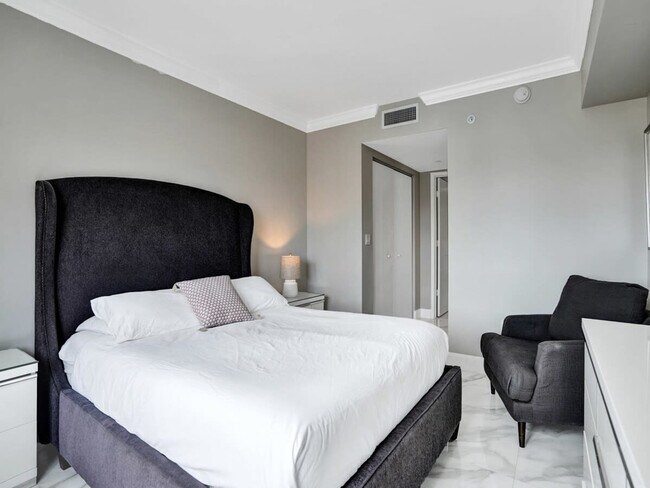 Building Photo - 2602 E Hallandale Beach Blvd