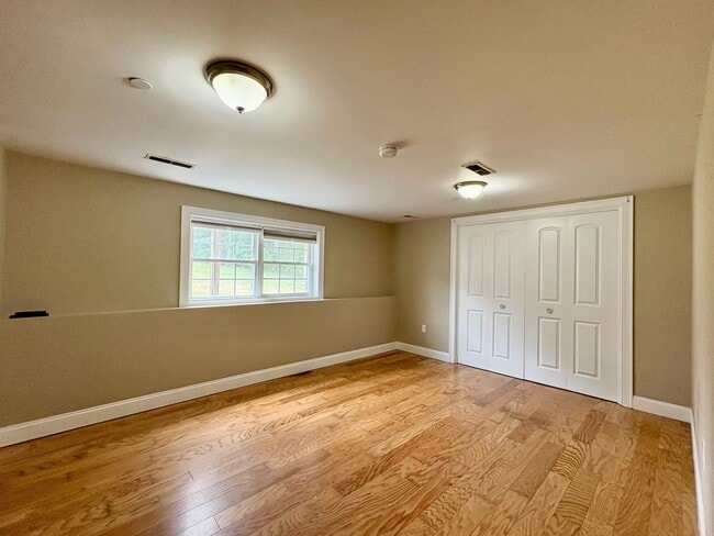 Building Photo - Charming 2-Bedroom Townhouse For Rent in L...
