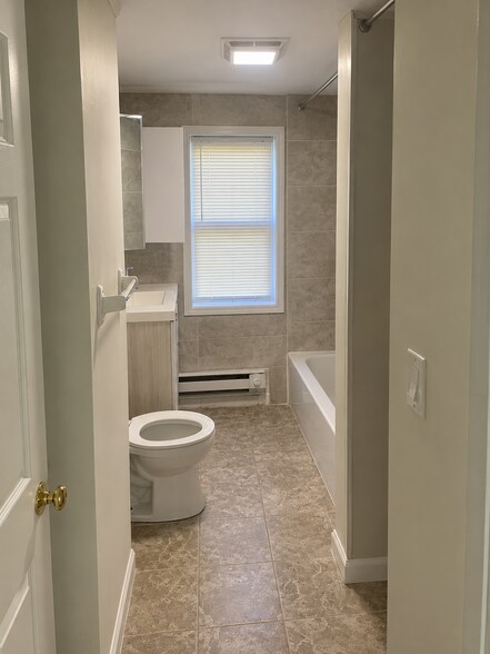 Bathroom - 60 Lincoln St