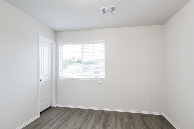 Building Photo - 325 Shelby Meadow Dr