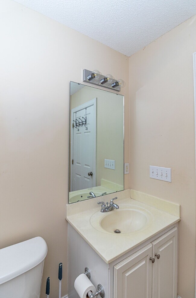 Building Photo - Stunning & Spacious Home in Walnut Hill! 4 Bedrooms | 4 Bathrooms w/ Lawn Care and Trash Service ...