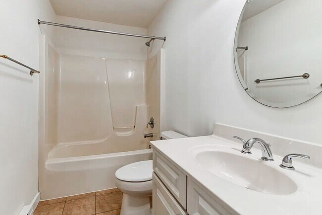 Building Photo - ***2 bedroom apartment walking distance to...
