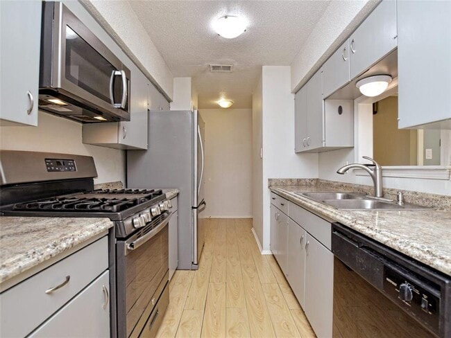 Building Photo - 2103 Falcon Hill Dr