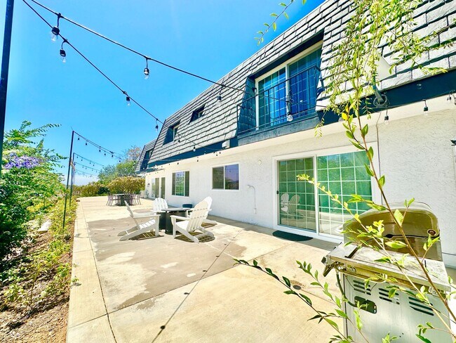 Building Photo - Breathtaking Custom Country Two-Story Home, Fully Remodeled & Beautifully Appointed on Private 20...