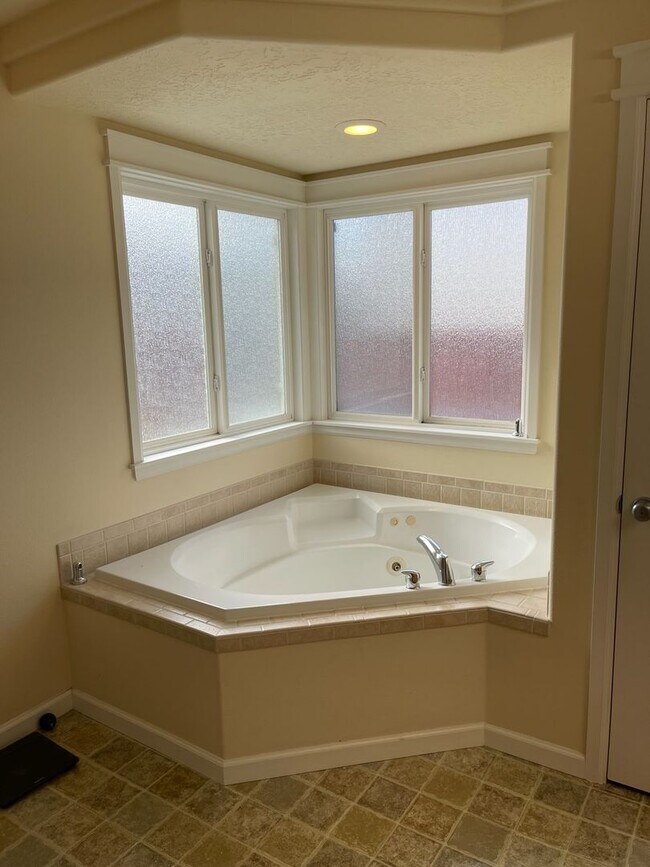 Building Photo - ONE LEVEL Beautiful 4 BR 2 Bath Home 2100 SF / Open and spacious home a MUST see!