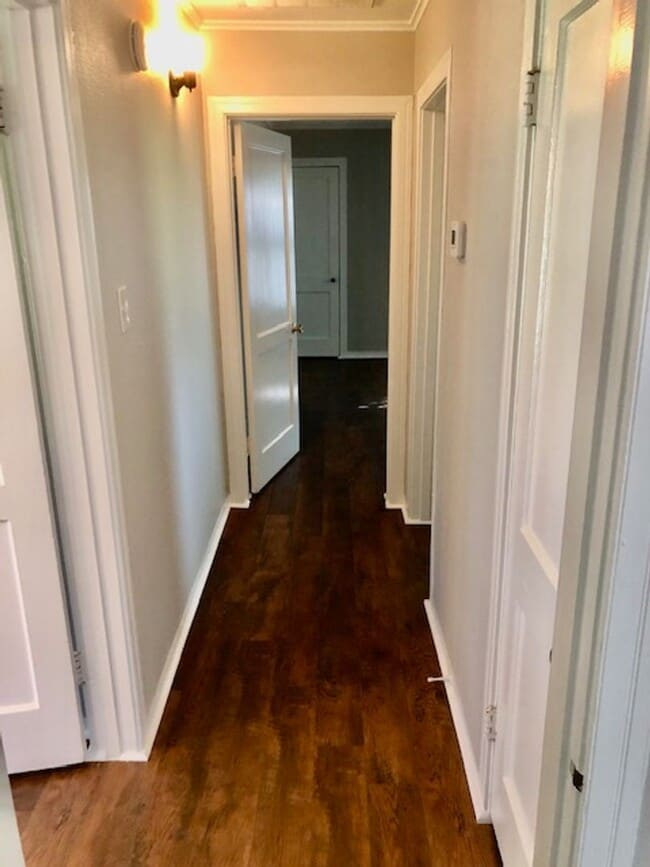Building Photo - $500 OFF MOVE IN SPECIAL-DESIRABLE BENTON-...