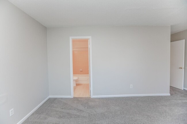 Building Photo - Spacious Townhome Updated Throughout!