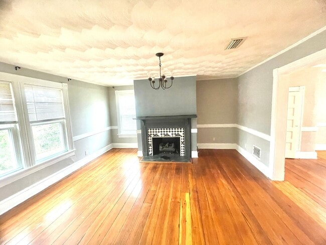 Building Photo - Stunning spacious 2nd floor apartment with Water View!