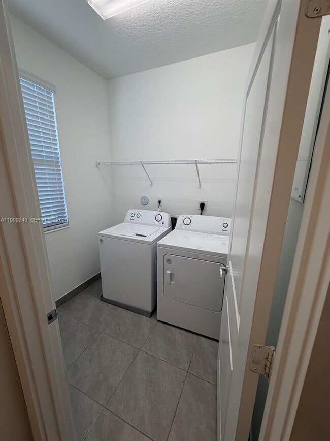 Building Photo - 5669 CERVA LN Ave