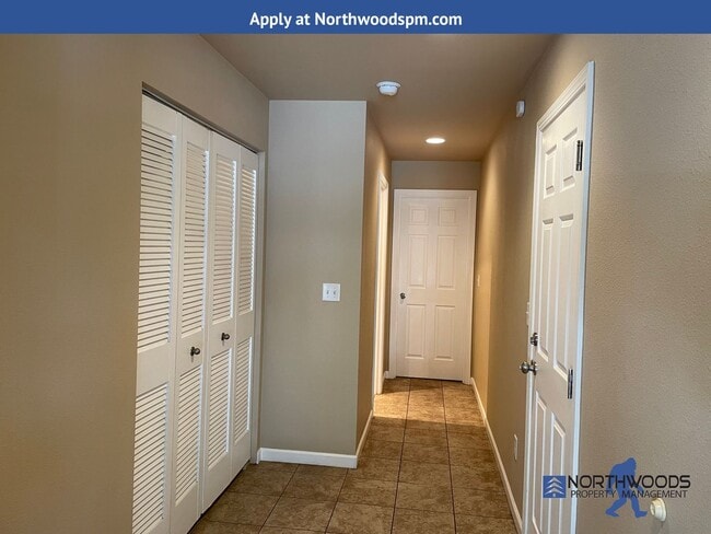 Building Photo - Nice 2 bed/2bath Townhome Located in White City