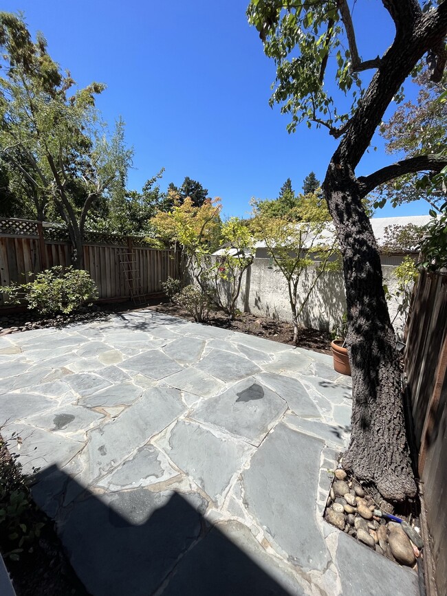 Building Photo - 185 Easy St