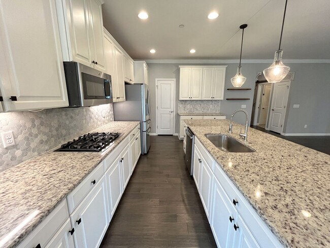 Building Photo - SPACIOUS FRANKLIN HOME WITH UPGRADES