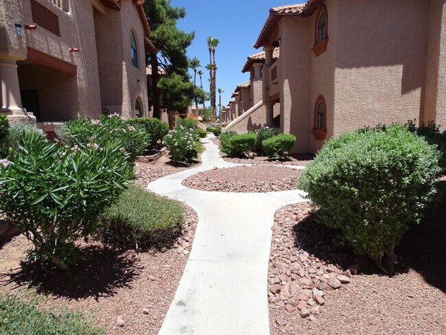 Building Photo - Great 1st Floor 2 Bed Condo
