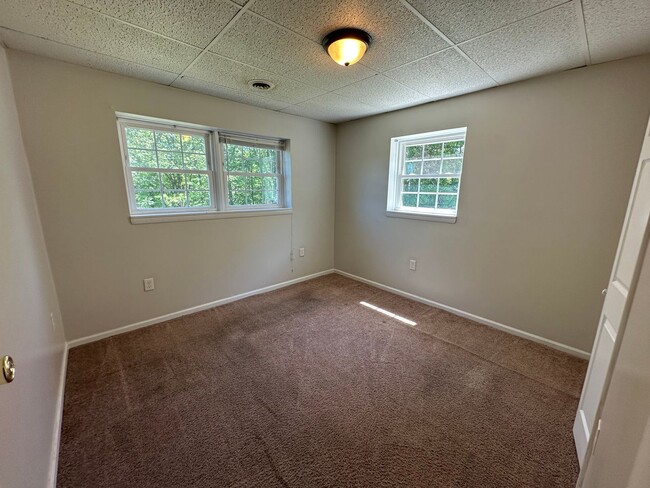 Building Photo - Beautiful and spacious 2 bed, 1 bath apart...
