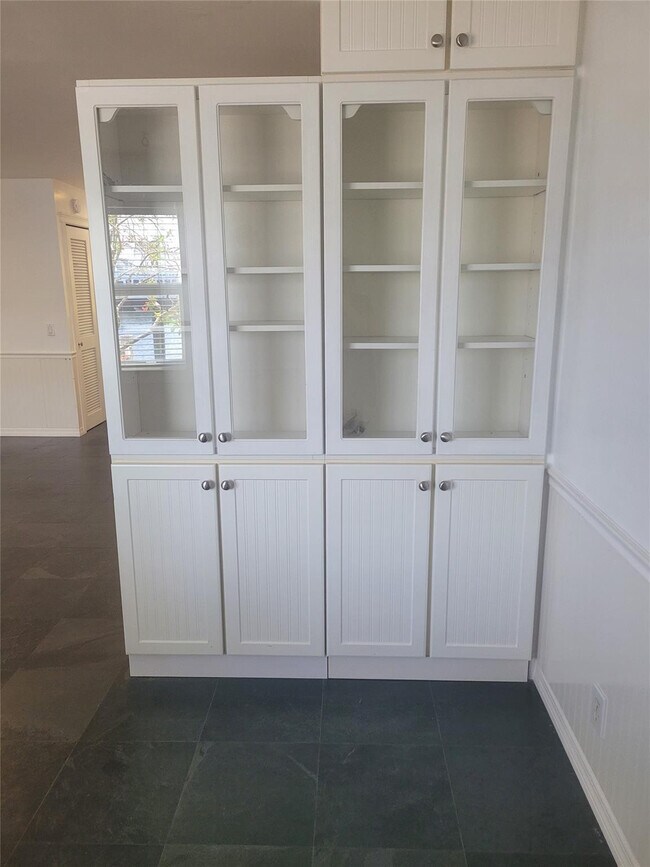 Building Photo - 815 Middle River Dr