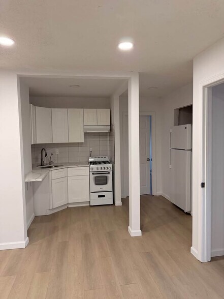 Building Photo - 5494 Express Dr S