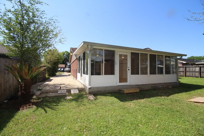 Building Photo - Great 4BR/2BA Home Near PSC Westside & NAS...