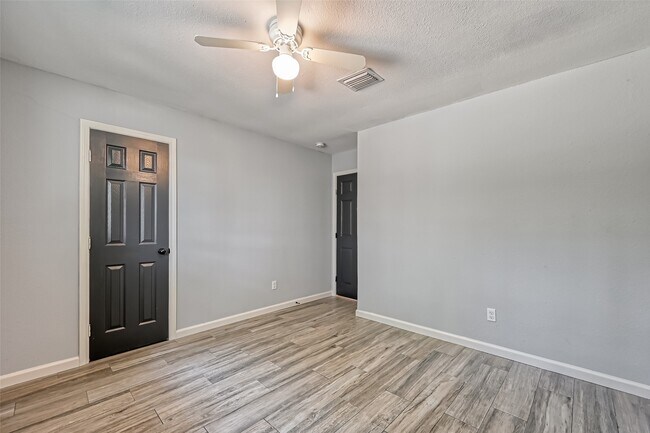 Building Photo - 8623 Valley Forest Dr