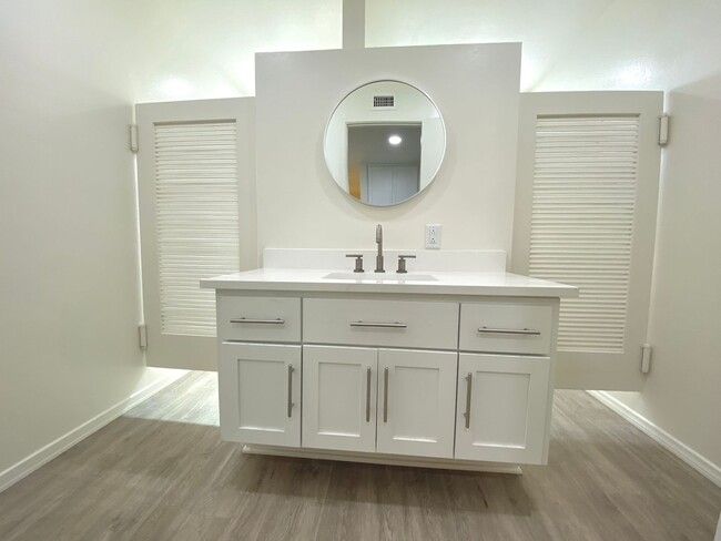 Building Photo - Modern Elegance in North Clairemont! Updat...