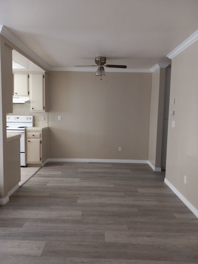 Building Photo - Location is Everything!  2 Minute Walk to the Sand of Mission Bay from Your Front Door!