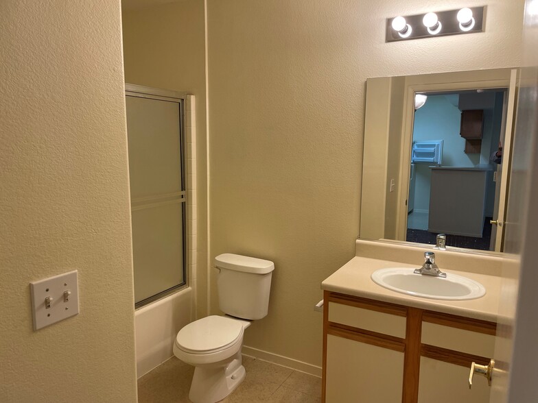 Building Photo - 3440 Lindell Rd