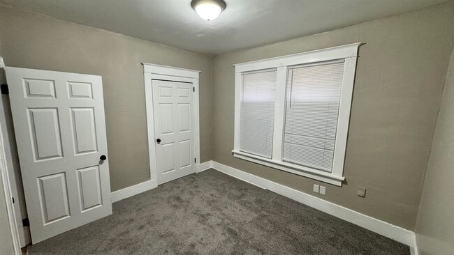 Building Photo - 919 N Willett St