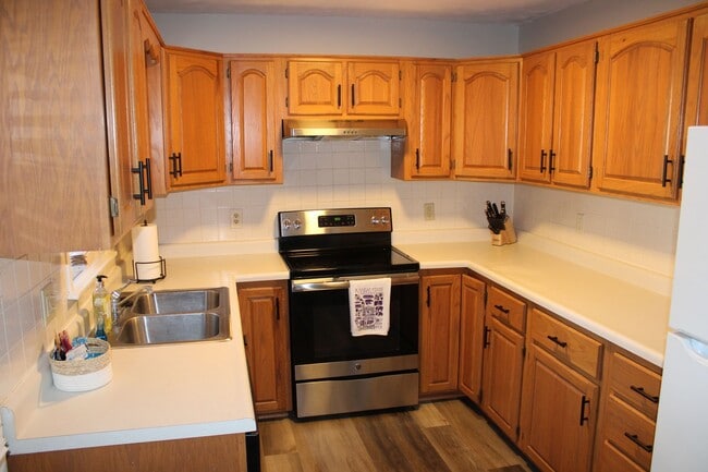 Building Photo - 3 bed 2 bath 2 car garage near campus.