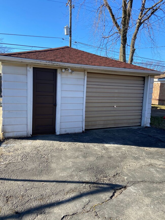 Building Photo - 2 Bedroom Ranch Home in Lansing, IL $1250.00