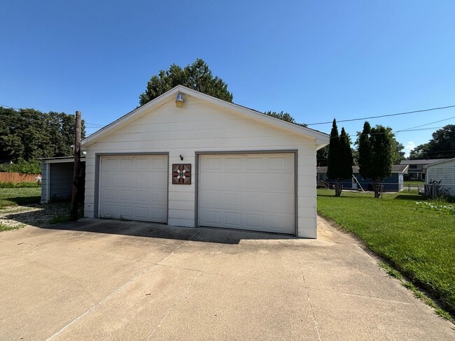 Building Photo - 2541-2543 Edgemont