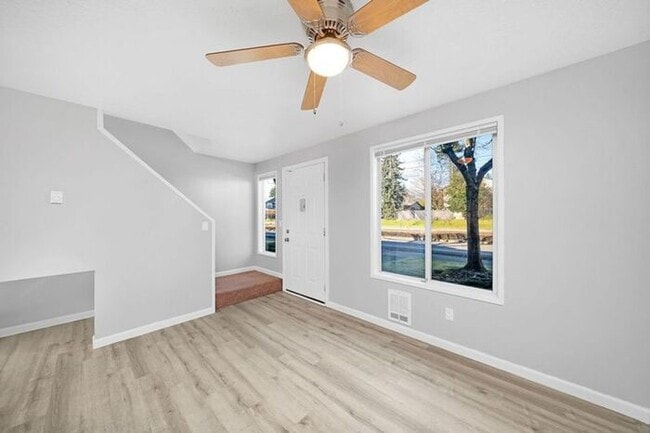 Building Photo - Spacious 2 Bed, 1.5 Bath. townhome with Washer and Dryer!