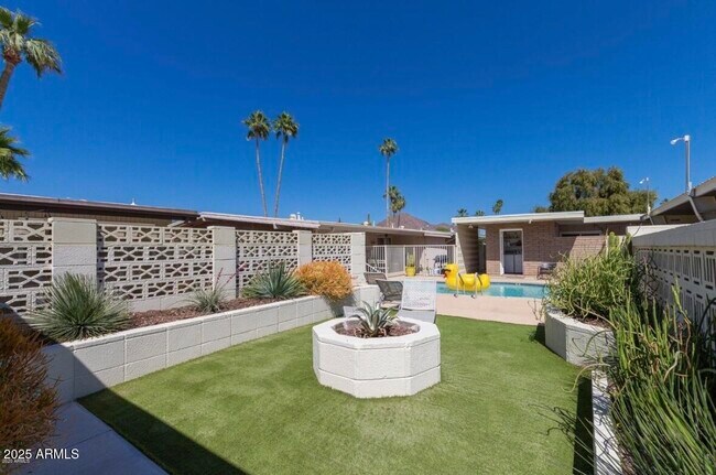 Building Photo - 3713 E Glenrosa Ave