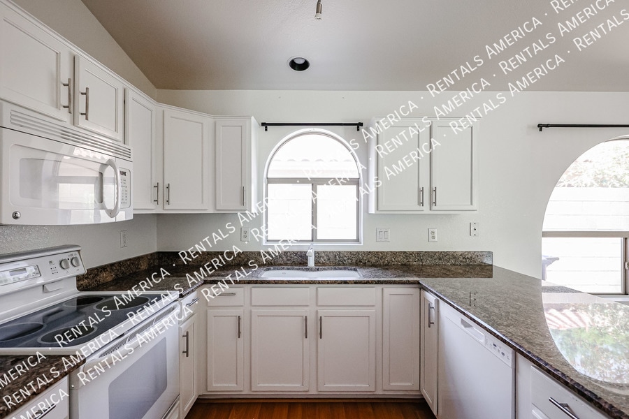 Building Photo - 568 E Sherri Dr