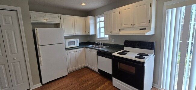 Building Photo - Lovely Jasper Townhome