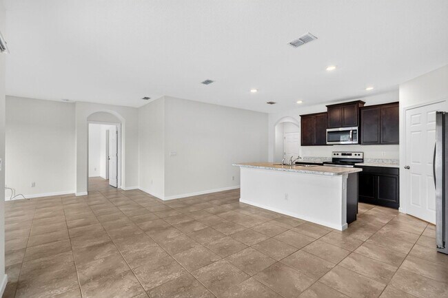 Building Photo - 393 SW Tarra Ave