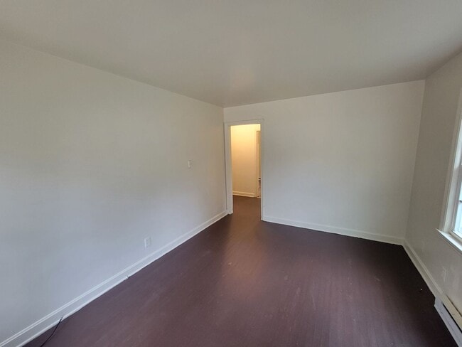 Building Photo - 2 Bedroom 1 Bathroom Duplex!