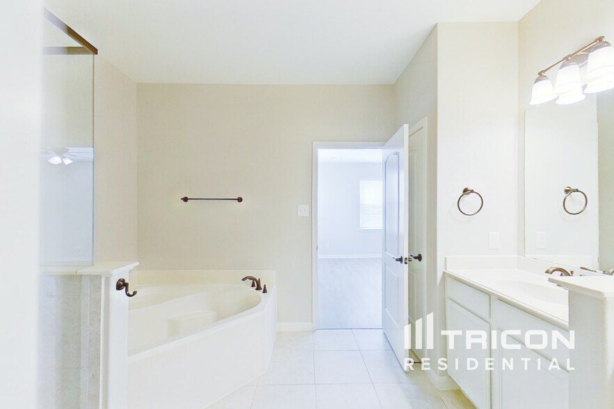 Building Photo - 616 Meadow Springs Dr