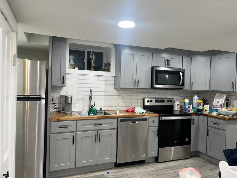 Building Photo - 372 Walnut St