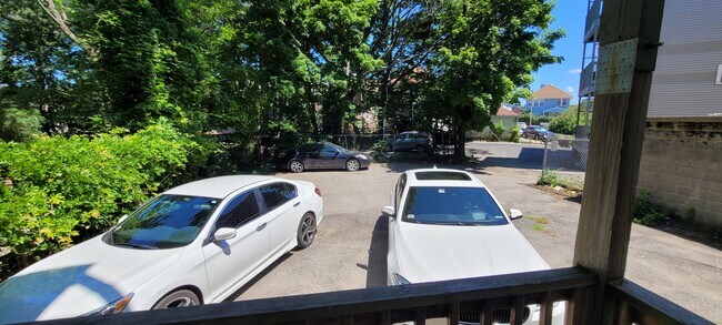 parkings in the back - 32 Bellevue St