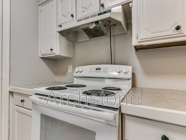 Building Photo - 8814 NE 13th St