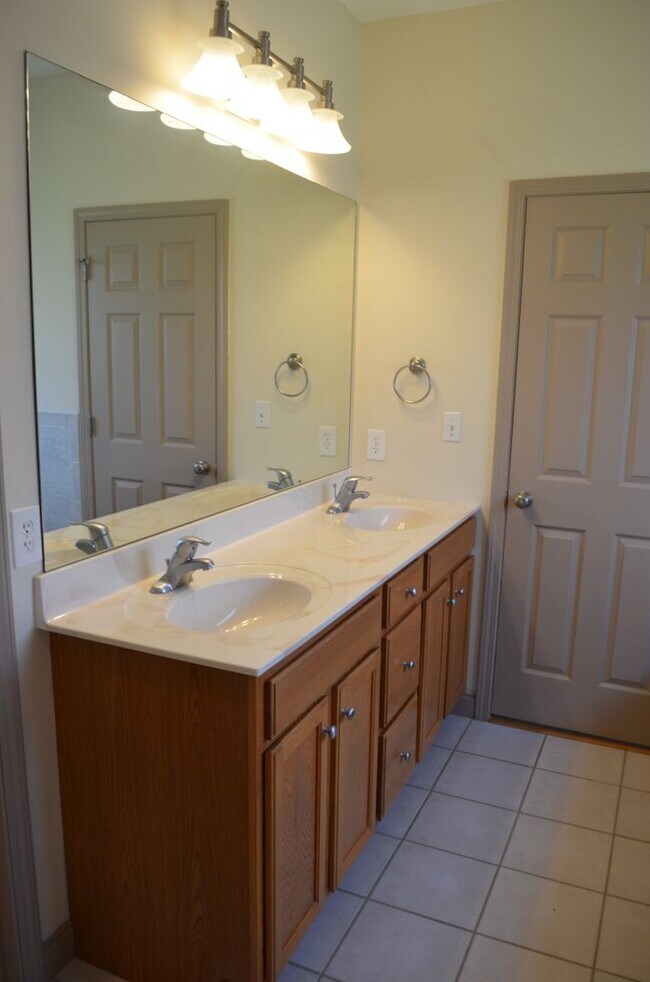 Building Photo - 3 Bedroom House in Mill Creek Manor
