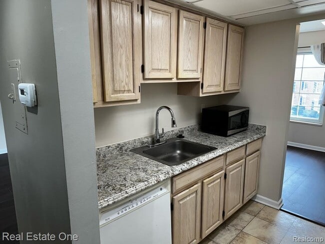 Building Photo - 780 E Fox Hills Dr