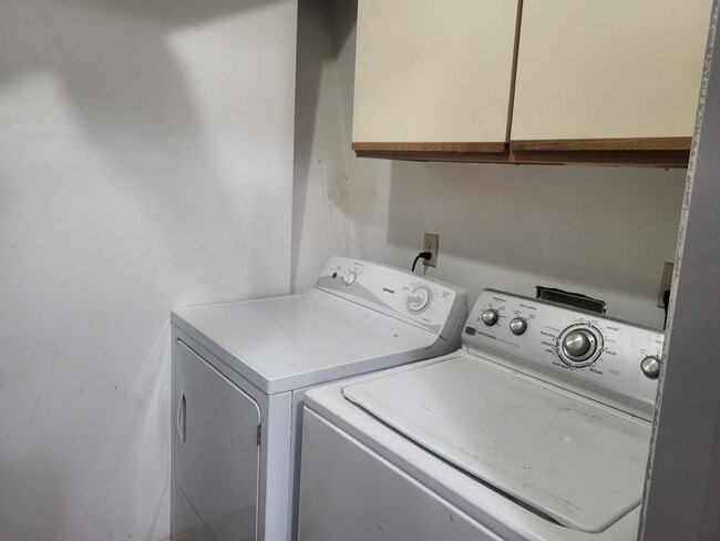 Building Photo - Wellington Woods II - 3BR/2.5BA End-Unit T...