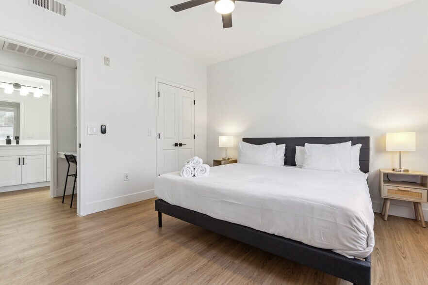 Building Photo - 9450 W Cabela Dr